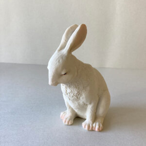 Hase sitzend, crème