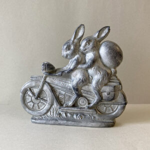 Hasen auf Motorrad